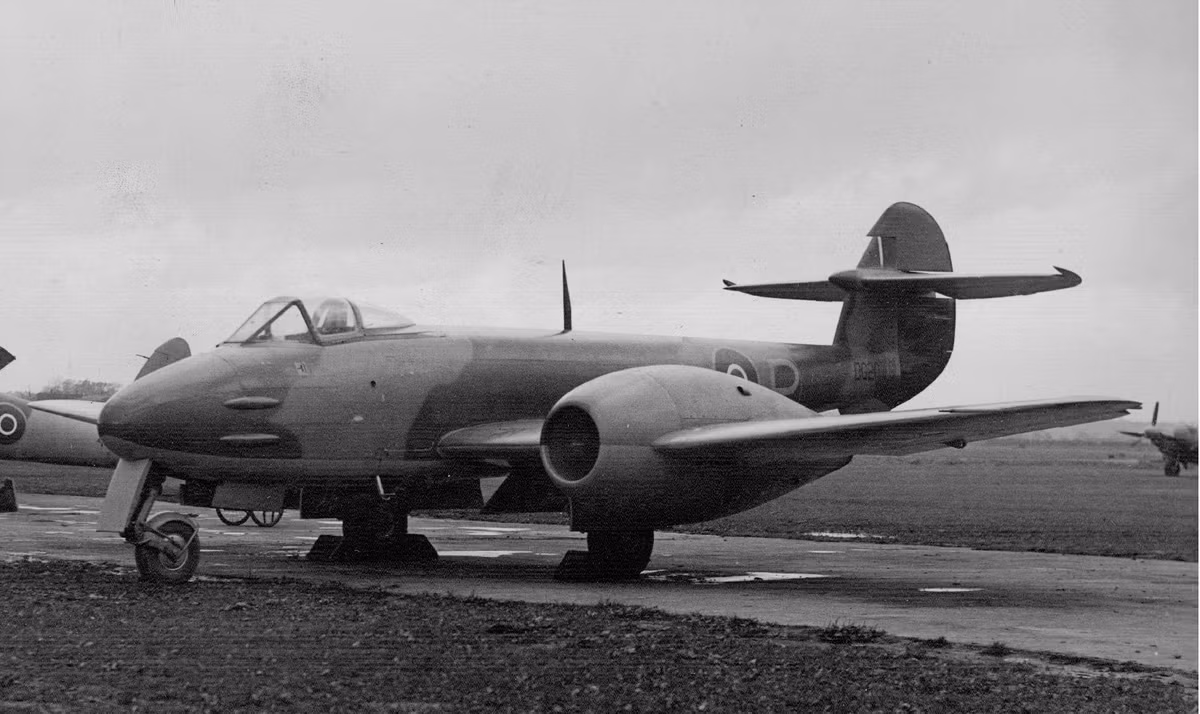 Về cơ bản, có thể khẳng định thiết kế khí động học của Gloster Meteor là không tốt, chiếc máy bay này khó lấy lại thăng bằng khi mất động lực, khó cất và hạ cánh nhưng đây chính là tiền đề để nhiều quốc gia trên thế giới đặt những viên gạch đầu tiên trong việc phát triển phản lực cơ. Nguồn ảnh: Pinterest.