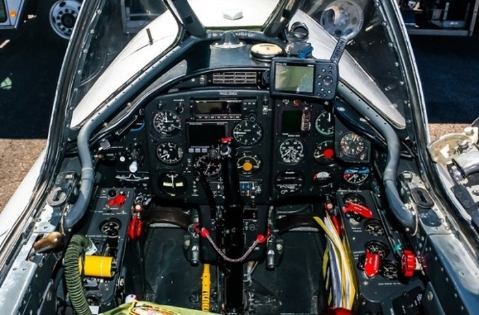 Khoang lái của MiG-15UTI với một vài trang bị hiện đại hơn so với nguyên bản. Nguồn ảnh: Pinterest.