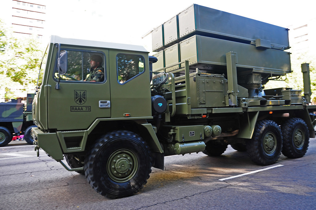 Một điểm đặc biệt của tổ hợp này đó là dù phóng từ mặt đất, nó vẫn sử dụng được loại tên lửa không đối không AIM-120 làm đạn tên lửa. Nguồn ảnh: Defence.