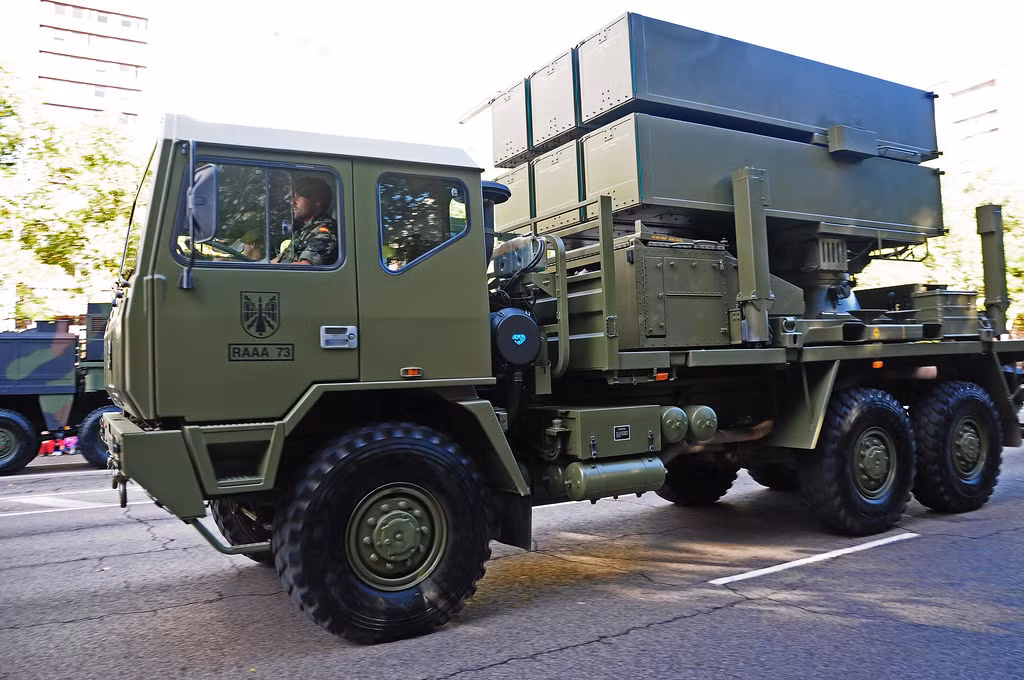 Một điểm đặc biệt của tổ hợp này đó là dù phóng từ mặt đất, nó vẫn sử dụng được loại tên lửa không đối không AIM-120 làm đạn tên lửa. Nguồn ảnh: Defence.