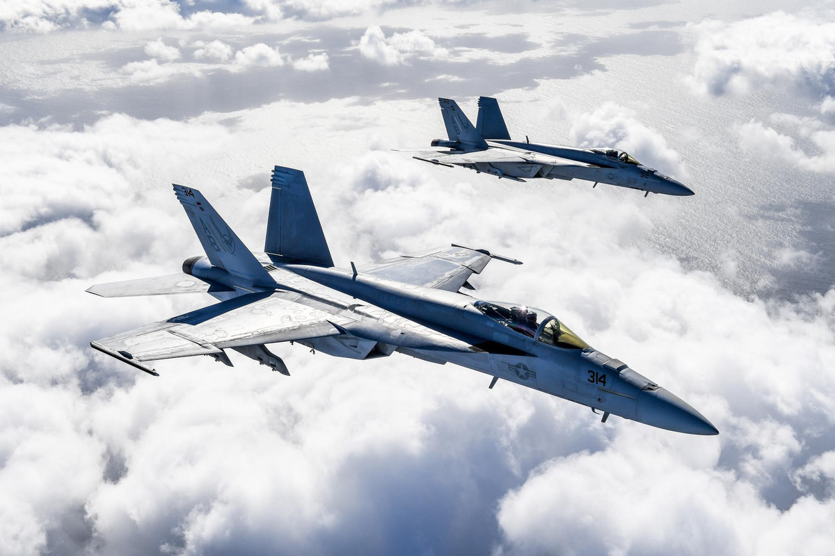 Hải quân Mỹ vừa tiếp nhận chiến đấu cơ F/A-18 Block III đầu tiên vào biên chế của lực lượng mình. Theo dự tính, tới tháng 4 năm nay Boeing sẽ chuyển giao tiếp cho không quân hải quân Mỹ thêm hai chiếc nữa. Nguồn ảnh: Sina.