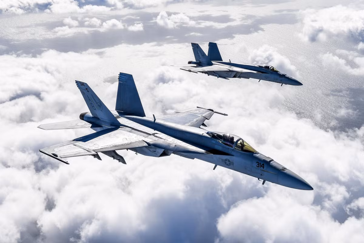 Hải quân Mỹ vừa tiếp nhận chiến đấu cơ F/A-18 Block III đầu tiên vào biên chế của lực lượng mình. Theo dự tính, tới tháng 4 năm nay Boeing sẽ chuyển giao tiếp cho không quân hải quân Mỹ thêm hai chiếc nữa. Nguồn ảnh: Sina.