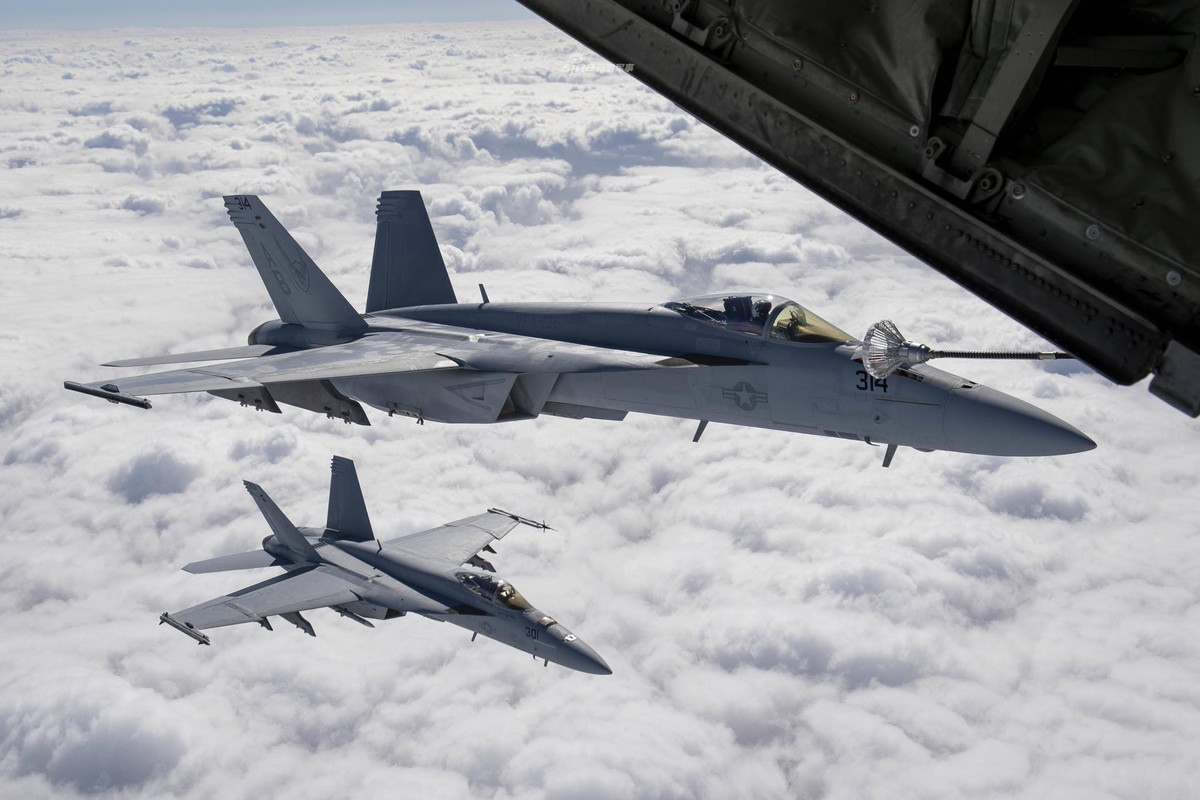 Theo thông tin được truyền thông Mỹ đăng tải, tập đoàn Boeing sẽ không chỉ cung cấp cho không quân hải quân Mỹ các chiến đấu cơ F/A-18 đời mới mà còn nâng cấp khoảng 15 chiếc F/A-18 phiên bản cũ lên phiên bản Block III. Nguồn ảnh: Sina.