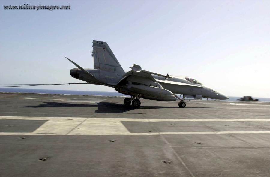 Theo công bố của tập đoàn Boeing, dự trữ nhiên liệu của F/A-18 Block III sẽ tăng thêm 1.6 tấn so với các phiên bản cũ, đủ sức để tăng tầm bay của nó lên thêm gần 400 km so với phiên bản trước đây. Nguồn ảnh: Sina.