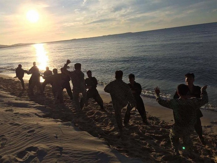 Đặc công nước của Quân đội Nhân dân Việt Nam tập luyện võ thuật trên biển. Nguồn ảnh: Tienphong.