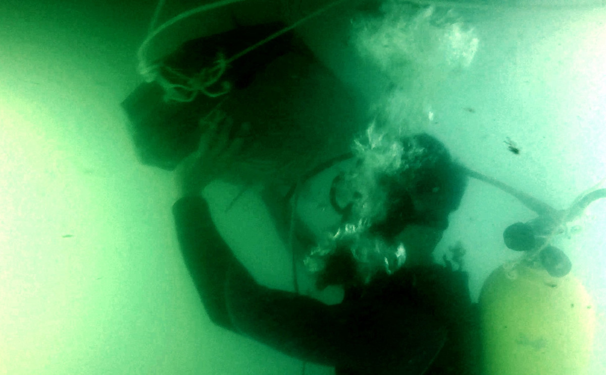 Đặc thuốc nổ vào mục tiêu giả định sau khi di chuyển đúng hướng tiếp cận. Nguồn ảnh: Danviet.