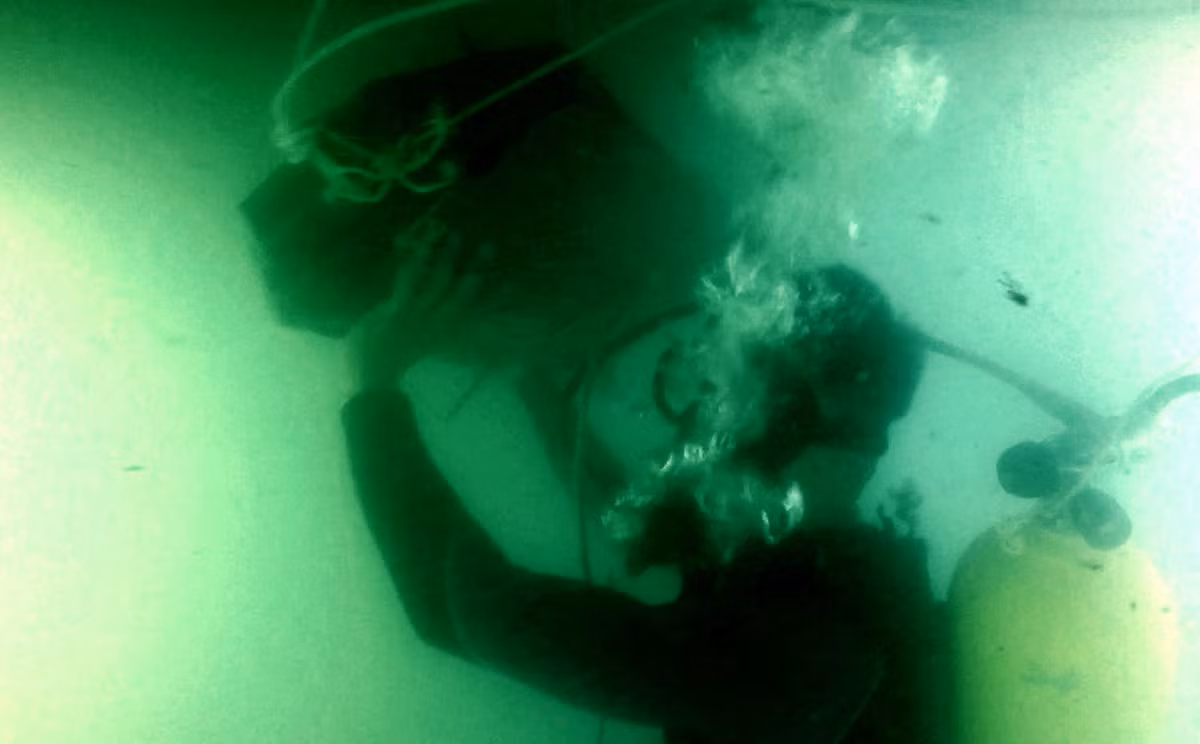 Đặc thuốc nổ vào mục tiêu giả định sau khi di chuyển đúng hướng tiếp cận. Nguồn ảnh: Danviet.