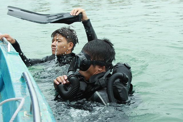 Đây là kỹ năng và sự bền bỉ được đúc kết lại sau nhiều năm tập luyện liên tục không ngừng nghỉ của những chiến sĩ đặc công nước. Nguồn ảnh: Danviet.