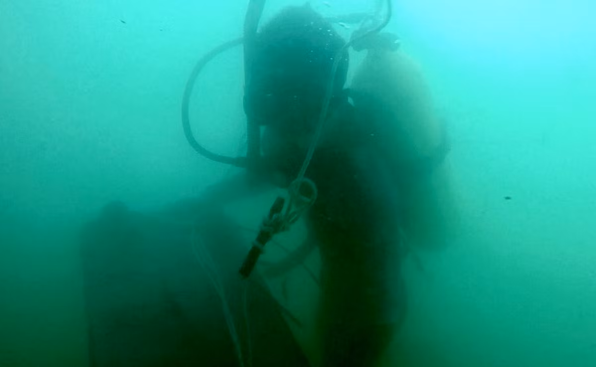 Việc bơi ở dưới mặt nước không chỉ đòi hỏi thể lực mà còn đòi hỏi các chiến sĩ đặc công phải có khả năng định hướng thật tốt. Nếu không định hướng tốt, những người nhái có thể bị hải lưu đẩy đi xa khỏi mục tiêu. Nguồn ảnh: Danviet.