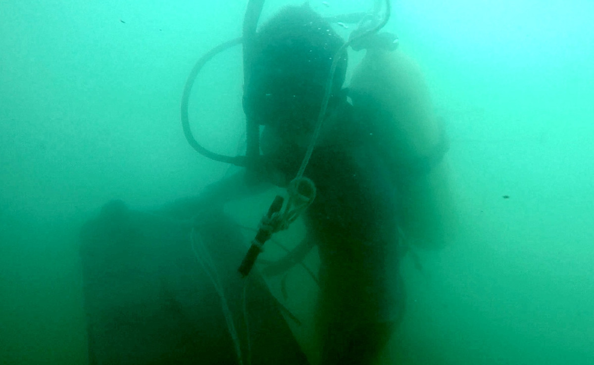 Việc bơi ở dưới mặt nước không chỉ đòi hỏi thể lực mà còn đòi hỏi các chiến sĩ đặc công phải có khả năng định hướng thật tốt. Nếu không định hướng tốt, những người nhái có thể bị hải lưu đẩy đi xa khỏi mục tiêu. Nguồn ảnh: Danviet.