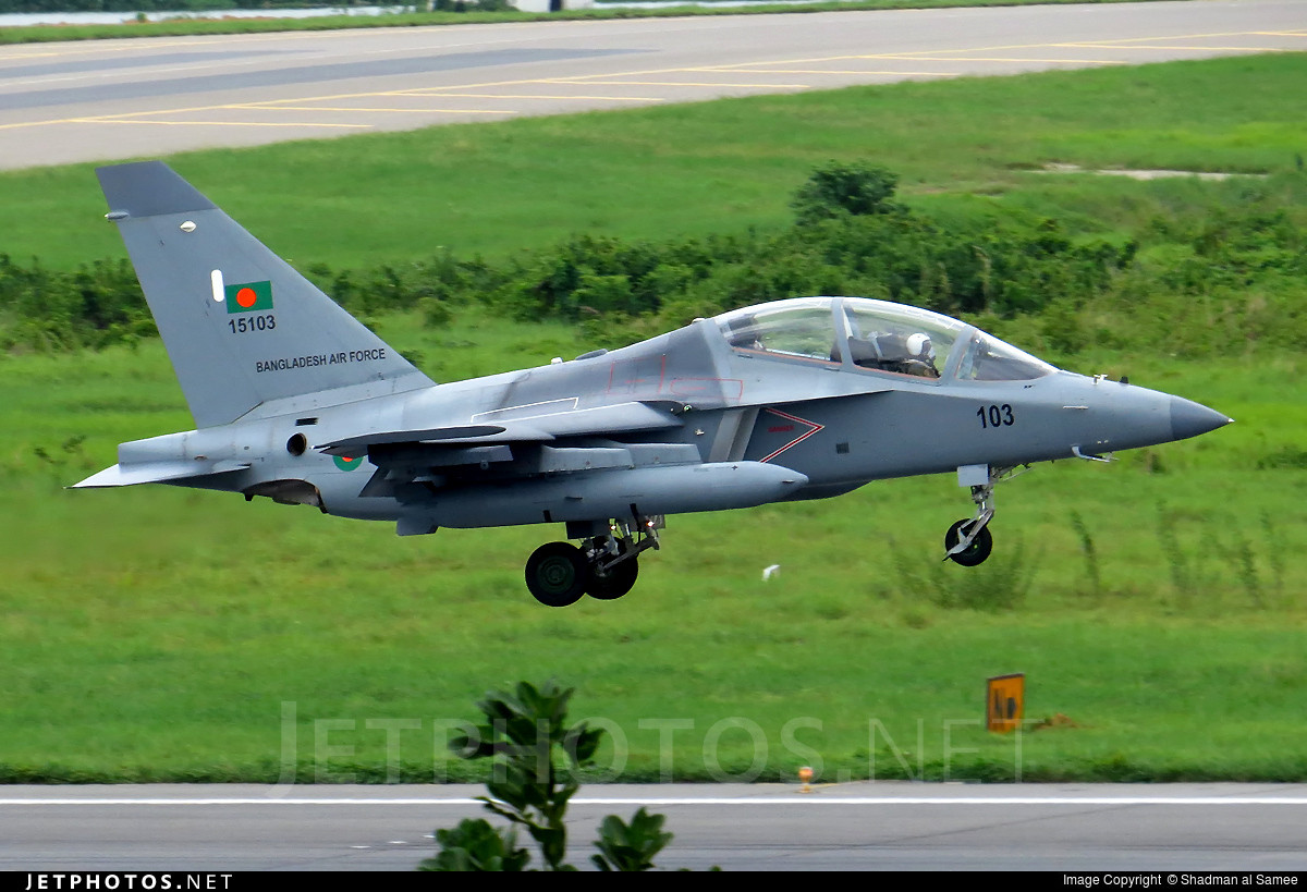 Vụ việc gần đây nhất diễn ra vào ngày 27/12/2017, hai chiếc Yak-130 của Không quân Bangladesh đã... đâm vào nhau trên không khi bay huấn luyện theo đội hình. Truyền thông địa phương sau đó cho biết cả bốn phi công liên quan đều an toàn. Nguồn ảnh: Pinterest.