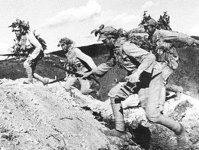 Ở phía ngược lại, quân Trung Quốc dù có trang bị vũ khí tốt, chiến thuật hợp lý nhưng lại thiếu mặt nạ phòng độc nên dễ dàng bị "bật chốt" mỗi lần phía Nhật dùng vũ khí hoá học. Nguồn ảnh: Qsin.