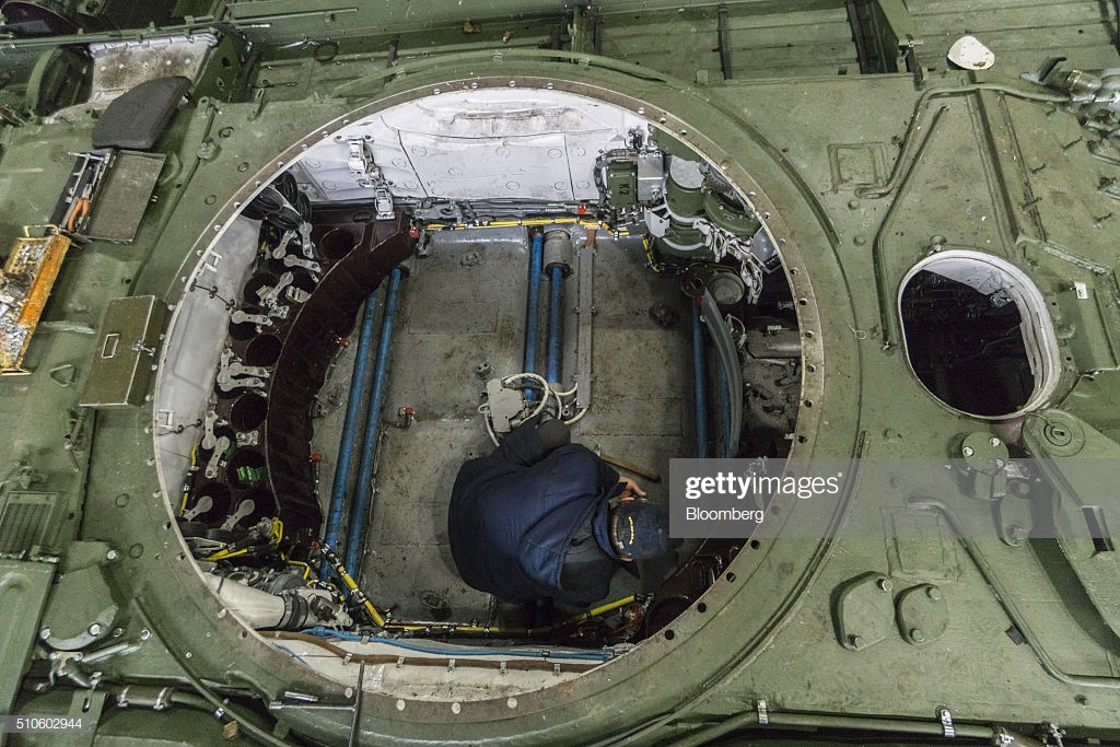 Xe tăng chủ lực T-72 khi chưa láp tháp pháo và hệ thống nạp đạn tự động. Vòng tròn có đường kính khoảng 1,2 mét này chính là nơi 2/3 kíp lái ngồi cùng với cơ cấu pháo và hệ thống nạp đạn tự động của xe. Nguồn ảnh: Gettyimg.