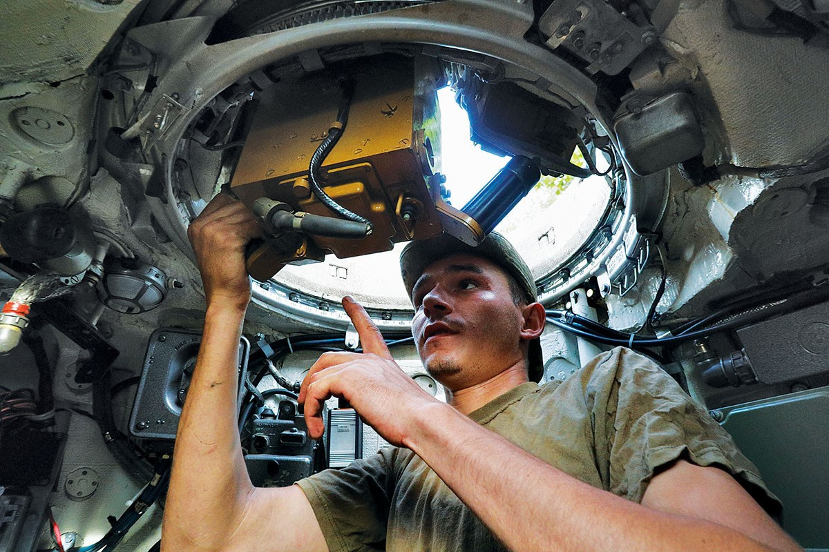 Vị trí của trưởng xa có thể coi là rộng rãi nhất trong xe với không gian đủ để xoay sở, bao quát 360 độ xung quanh xe nhờ vào hệ thống kính ngắm. Nguồn ảnh: Pinterest.