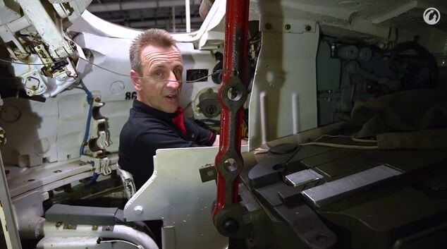 Vị trí của xạ thủ khi nhìn từ ghế ngồi của trưởng xe, ngăn cách giữa hai người là cơ cấu pháo cùng một phần của hệ thống nạp đạn tự động. Nguồn ảnh: Pinterest.