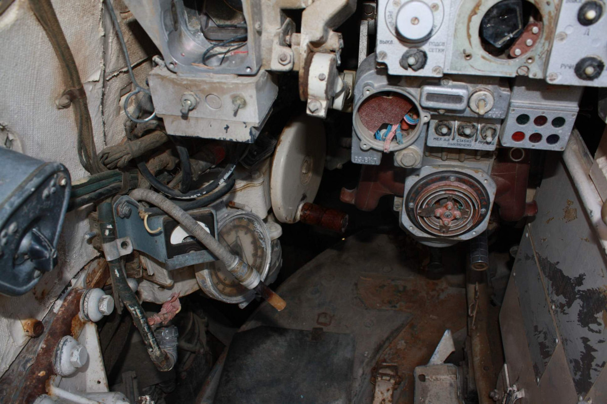 Vị trí của xạ thủ với nhiều thiết bị, hệ thống giúp xạ thủ tác chiến dưới sự chỉ huy của trưởng xa. Nguồn ảnh: Pinterest.