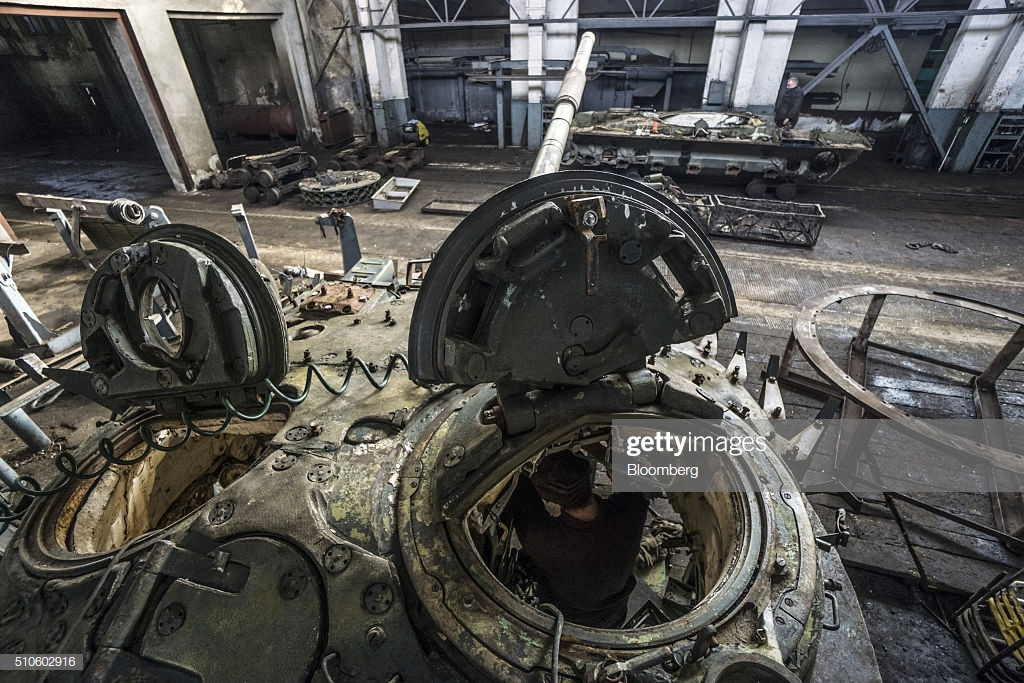 Tuy có kíp lái chỉ ba người nhưng do kích thước xe tăng T-72 là quá nhỏ nên về cơ bản, không gian bên trong xe vẫn cực kỳ chật chội. Nguồn ảnh: Gettyimg.