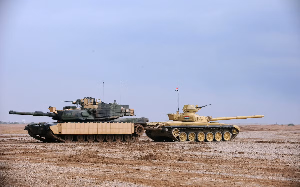 Khi đặt cạnh xe tăng Abrams chủ lực của Mỹ, xe tăng T-72 của Liên Xô/Nga có phần quá nhỏ bé với kích thước chỉ xấp xỉ 2/3. Nguồn ảnh: Pinterest.