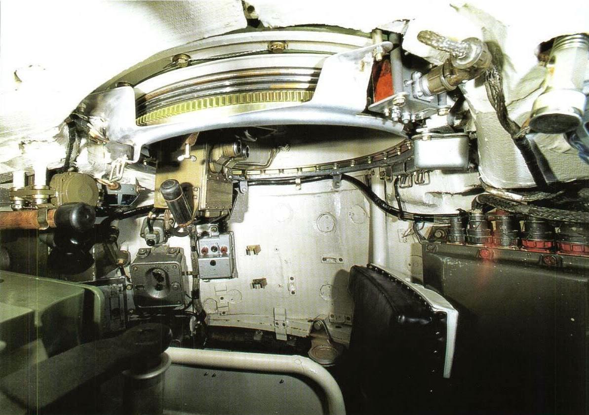 Vị trí của trưởng xa nhìn từ phía xạ thủ, trong các phiên bản T-72 thế hệ mới, vị trí này của trưởng xe sẽ được lắp đặt thêm nhiều màn hình khiến không gian thêm phần chật hẹp. Nguồn ảnh: Pinterest.