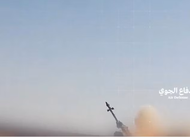 Ngoài ra, Houthi còn trưng bày loại tên lửa Thaqeb-3 - loại tên lửa đất đối không được cho là bản cải biên từ phiên bản tên lửa không đối không R-77 từng được sử dụng trên các chiến đấu cơ MiG-29 của Yemen. Nguồn ảnh: QQ.