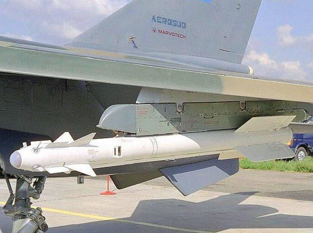 Trong khi đó tên lửa R-77 hiện đại hơn lại mới chỉ được ra đời từ năm 2002. Loại tên lửa này có trọng lượng tổng cộng 175 kg, đường kính 200mm, có tầm hoạt động từ 80 tới 190 km tuỳ phiên bản. Nguồn ảnh: QQ.