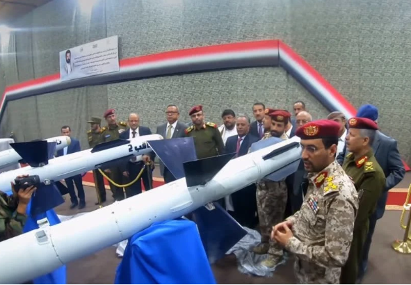 Trong số những phiên bản tên lửa vừa được Houthi trưng bày, nổi bật nhất là phiên bản tên lửa mang tên Thaqeb-1 - loại tên lửa đất đối không được cho là cải biên từ phiên bản tên lửa không đối không R-73. Nguồn ảnh: QQ.