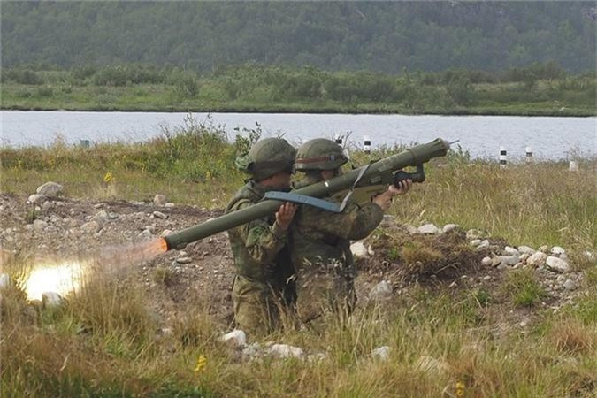 Loại tên lửa Igla do Nga sản xuất từng được Việt Nam gọi với cái tên là A-87. Loại tên lửa này có trọng lượng tổng cộng 17,9 kg khi bao gồm cả đầu đạn, tiêu diệt mục tiêu ở cự ly 5000 mét, cao độ tối đa 3500 mét. Nguồn ảnh: Pinterest.