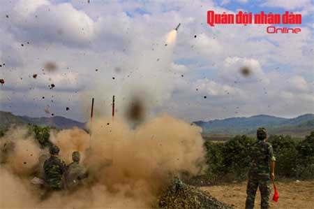 Bộ binh Việt Nam bắn nghiệm thu tên lửa Igla trong quá trình tập trận bắn đạn thật. Nguồn ảnh: QĐND.