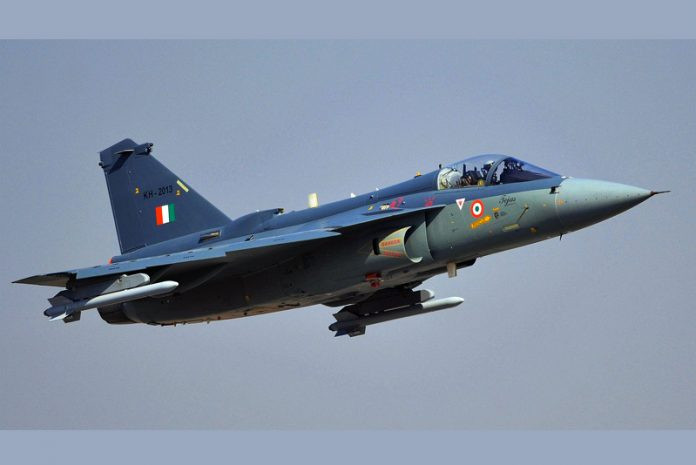 Tuy nhiên tới tận thời điểm hiện tại - nghĩa là ba năm sau, Không quân Ấn Độ mới chỉ nhận được 16 chiếc trong số 40 chiếc máy bay phản lực hạng nhẹ Tejas theo hai hợp đồng này. Nguồn ảnh: Scramble.