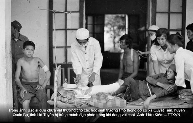 Một bệnh viện dã chiến nơi cứu chữa vết thương cho các học sinh trường cấp hai xã Quyết Tiến, huyện Quản Bạ, Hà Giang bị trúng mảnh pháo ngay trong sân trường. Nguồn ảnh: TTXVN.