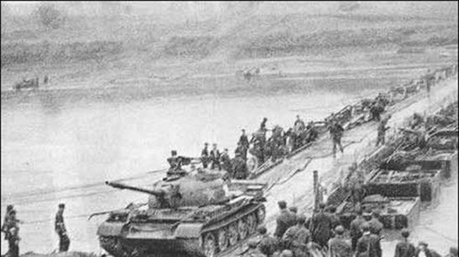 Xe tăng Trung Quốc vượt sông tiến vào lãnh thổ Việt Nam. Một điểm đáng lưu ý đó là không quân Trung Quốc dù xuất kích nhưng chưa từng dám bay vào không phận Việt Nam. Nguồn ảnh: TL.
