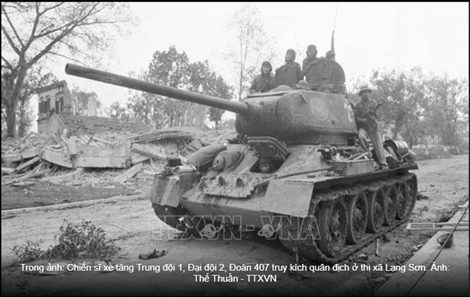 Chiến sĩ xe tăng Trung đội 1, Đại đội 2, Đoàn 407 truy kích quân địch ở thị xã Lạng Sơn với xe tăng T-34-85 - loại xe tăng được Liên Xô viện trợ cho ta từ đầu thời kỳ kháng chiến chống Mỹ. Nguồn ảnh: TTXVN.