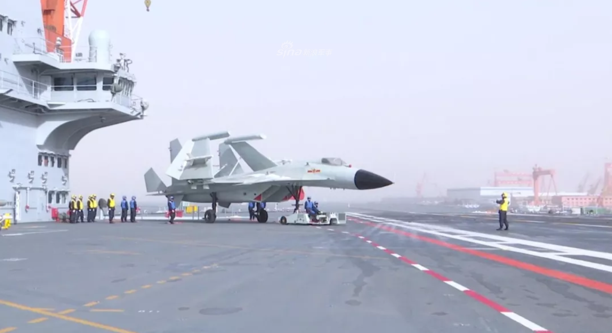 Không quân Hải quân hoạt động trên tàu Sơn Đông của Trung Quốc với quần áo màu sắc khác nhau để phân chia cho từng nhiệm vụ khác nhau. Nguồn ảnh: Sina.