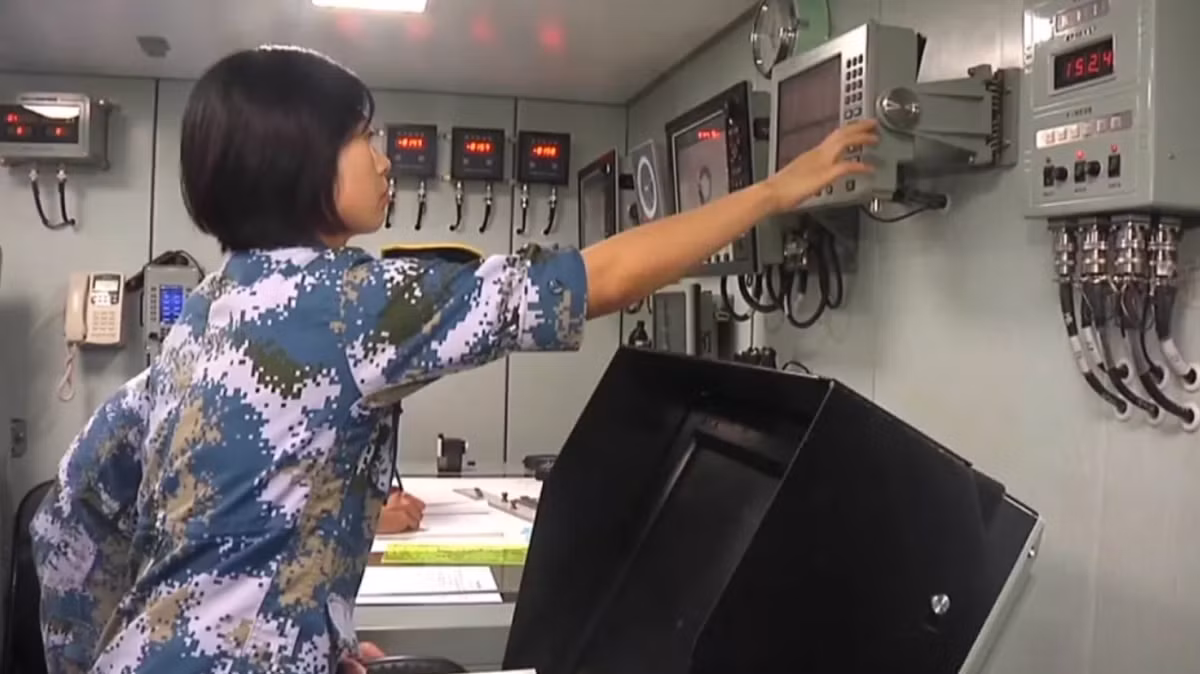 Một điều khá bất ngờ đó là trên tàu sân bay Sơn Đông có cả thuỷ thủ đoàn là nữ giới - một điều rất hiếm có ở biên chế của các tàu khác trong lực lượng Hải quân Trung Quốc. Nguồn ảnh: Sina.