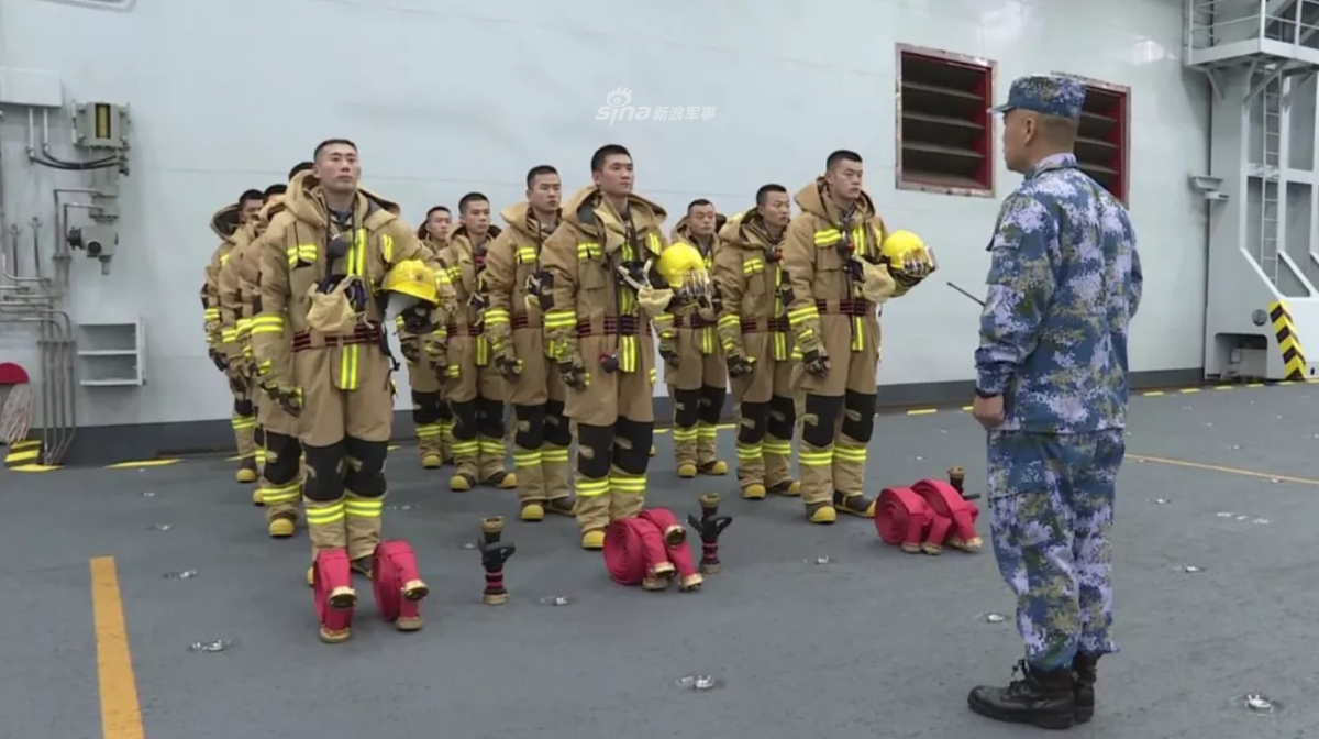 Theo nhiều chuyên gia quân sự, quy trình vận hành tàu sân bay của Hải quân Trung Quốc có phần tương đương với quy trình hoạt động trên các tàu sân bay của Mỹ trong quá khứ. Ảnh: Đội phản ứng nhanh và kiểm soát thiệt hại trên tàu Sơn Đông. Nguồn ảnh: Sina.