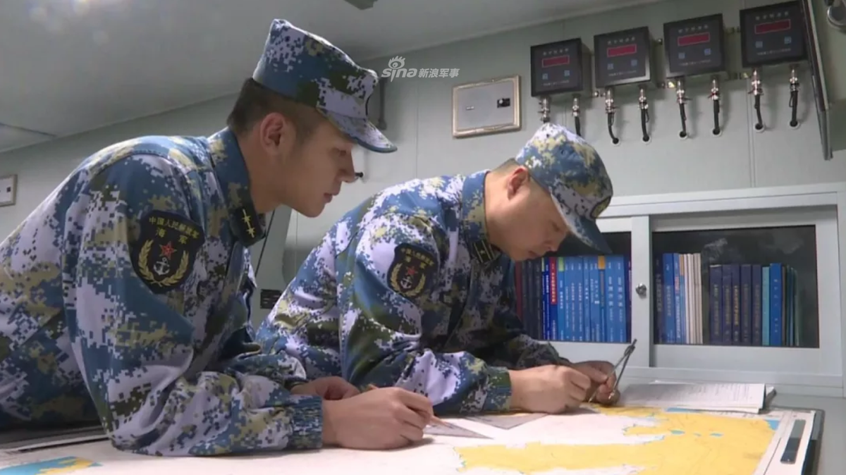 Sĩ quan hoa tiêu trên tàu sân bay Sơn Đông vạch hải trình trên bản đồ. Nguồn ảnh: Sina.