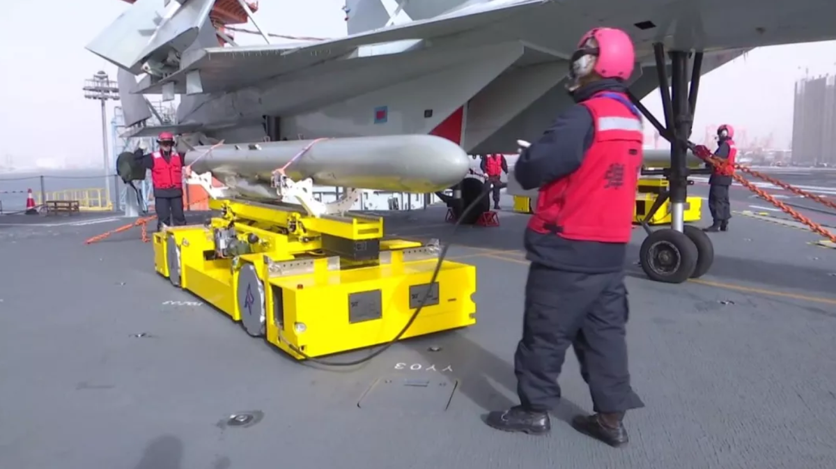 Lực lượng Không quân Hải quân Trung Quốc huấn luyện chuẩn bị vũ khí cho chiến đấu cơ J-15 trên tàu sân bay Sơn Đông. Nguồn ảnh: Sina.