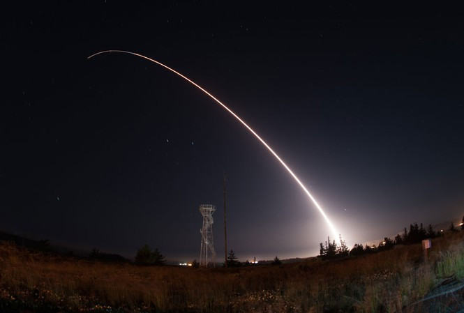 Bắt đầu phục vụ quân đội Mỹ từ năm 1970, Minuteman III hay còn có tên đầy đủ là LGM-30G Minuteman III. LGM-30G có chiều dài lên tới 18,2 mét, đường kính 1,85 mét và nặng tổng cộng 34,4 tấn. Nguồn ảnh: BI.