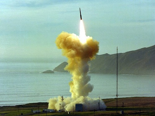 Tầm xa lên tới 7000 km đủ để quân đội Mỹ triển khai tên lửa liên lục địa Minuteman III trên đảo Hawaii để... tấn công vào bán đảo Triều Tiên hay thậm chí là Trung Quốc. Nguồn ảnh: BI.
