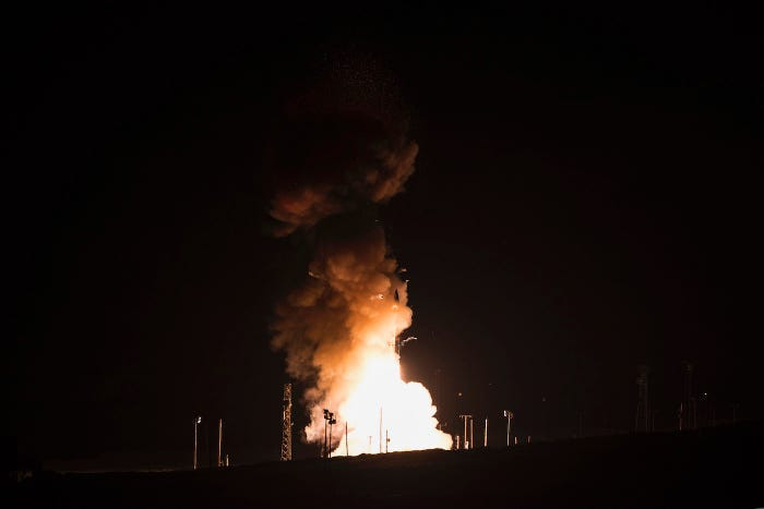 Cuộc thử nghiệm được Không quân Mỹ tiến hành từ căn cứ Không quân Vandenberg. Loại tên lửa được sử dụng trong thử nghiệm là tên lửa Minuteman III. Nguồn ảnh: BI.