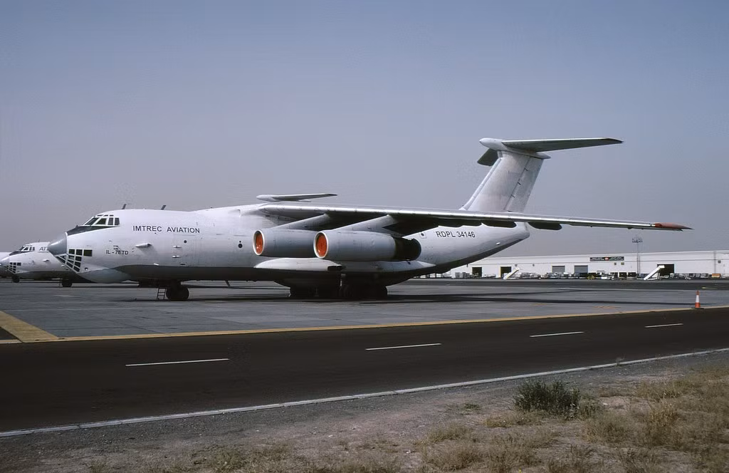 Loại "ngựa thồ" của Liên Xô này tốt tới nỗi đến ngay cả Mỹ cũng đang sử dụng Il-76 để làm nhiệm vụ cứu hoả trên không. Vậy việc lựa chọn Il-76 thành loại vận tải cơ chiến lược trong tương lai gần là khá phù hợp với Việt Nam. Nguồn ảnh: Sina.