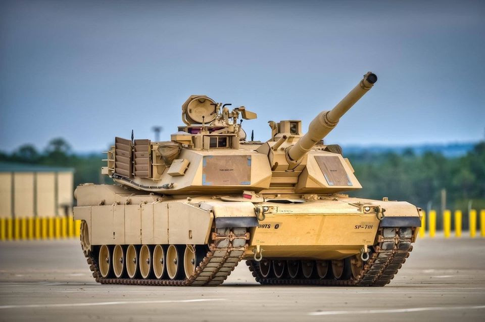 Loại xe tăng chủ lực của quân đội Mỹ hiện tại là M1 Abrams có kíp chiến đấu lên tới bốn người trong đó bao gồm một nạp đạn viên do loại xe tăng này không có hệ thống nạp đạn tự động như xe tăng Liên Xô/Nga. Nguồn ảnh: Pinterest.