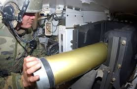 Theo lý luận của quân đội Mỹ, nạp đạn viên được đào tạo tốt sẽ cho phép tốc độ nạp đạn nhanh hơn với hệ thống tự động. Tuy nhiên điểm yếu là nạp đạn viên sẽ bị xuống thể lực khi hoạt động liên tục còn hệ thống nạp đạn tự động thì không. Nguồn ảnh: Pinterest.