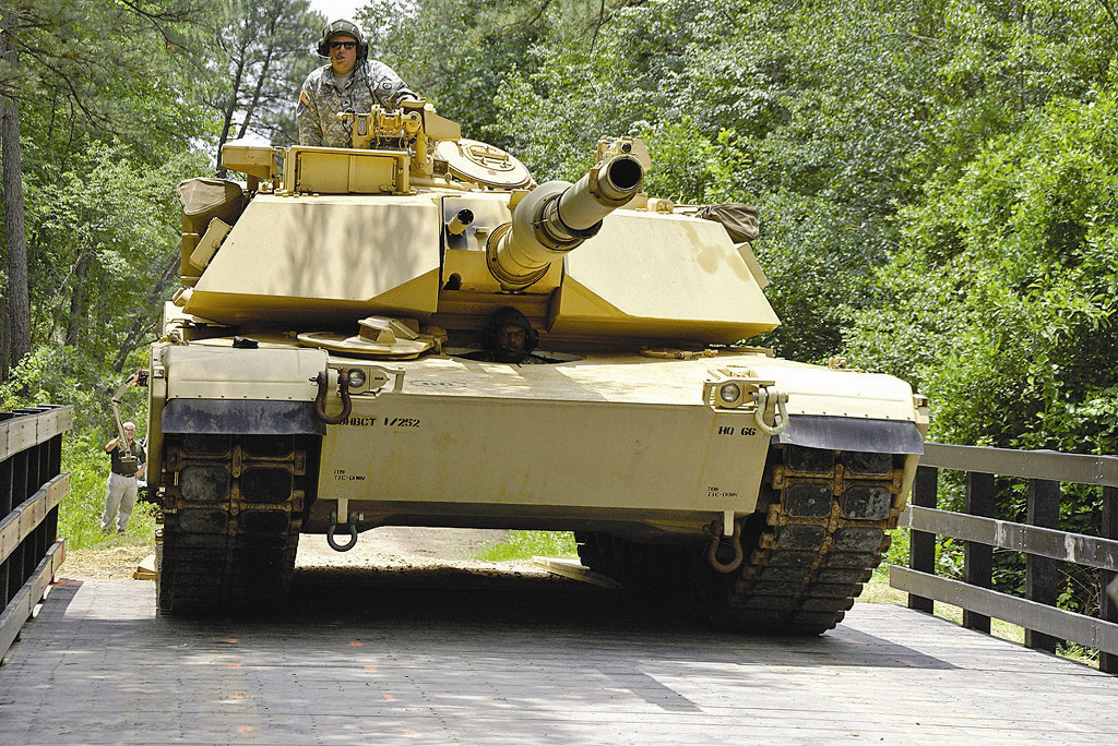 Hiện tại, M1 Abrams vẫn tiếp tục được Mỹ nâng cấp và không biết phải tới bao giờ, loại xe tăng này mới tìm được ứng cử viên thay thế sáng giá. Nguồn ảnh: Pinterest.