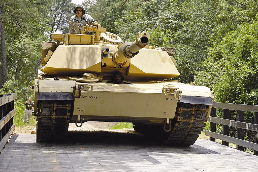 Hiện tại, M1 Abrams vẫn tiếp tục được Mỹ nâng cấp và không biết phải tới bao giờ, loại xe tăng này mới tìm được ứng cử viên thay thế sáng giá. Nguồn ảnh: Pinterest.