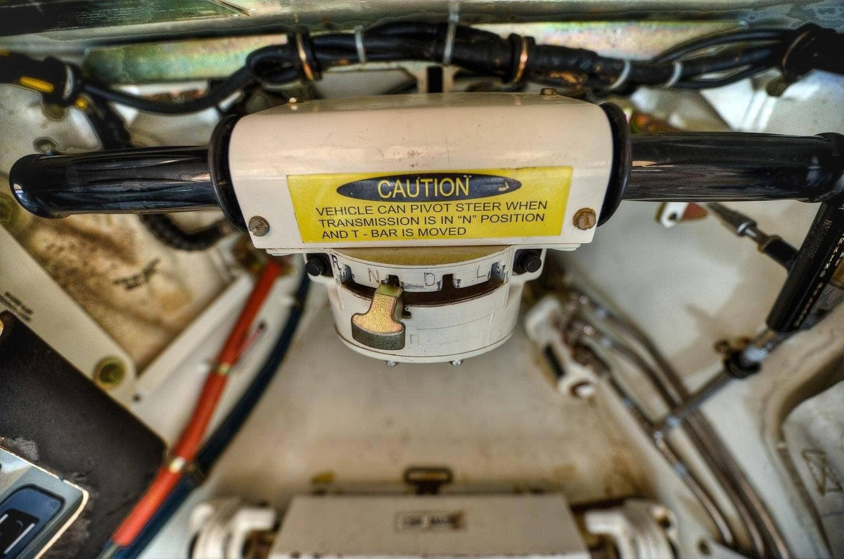 Cần lái và cần số của M1 Abrams rất đặc biệt, cần lái của xe thiết kế như tay lái xe máy kèm theo đó là nút gạt điều khiển hộp số tự động. Nguồn ảnh: Pinterest.