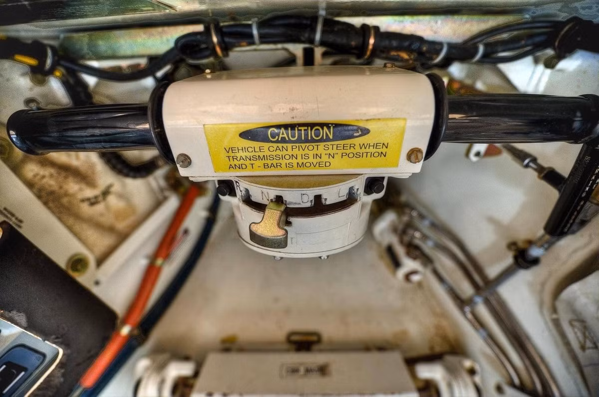 Cần lái và cần số của M1 Abrams rất đặc biệt, cần lái của xe thiết kế như tay lái xe máy kèm theo đó là nút gạt điều khiển hộp số tự động. Nguồn ảnh: Pinterest.