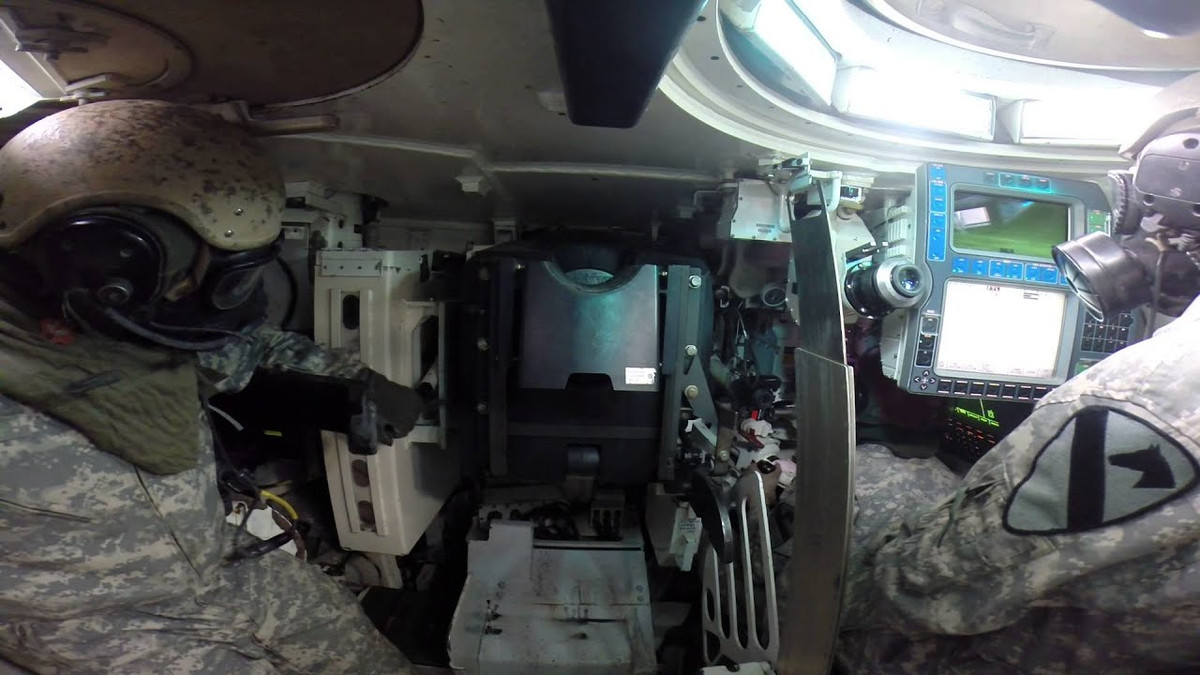 Ở phía bên trái của khẩu pháo là vị trí của nạp đạn viên - vị trí rộng rãi nhất trong xe tăng M1 Abrams. Nguồn ảnh: Pinterest.