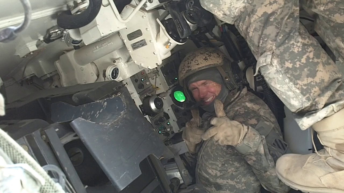 Trong trường hợp cần thoát ly phương tiện khẩn cấp, xạ thủ sẽ là người ra khỏi xe cuối cùng do phải... xếp hàng sau trưởng xa. Nguồn ảnh: Pinterest.