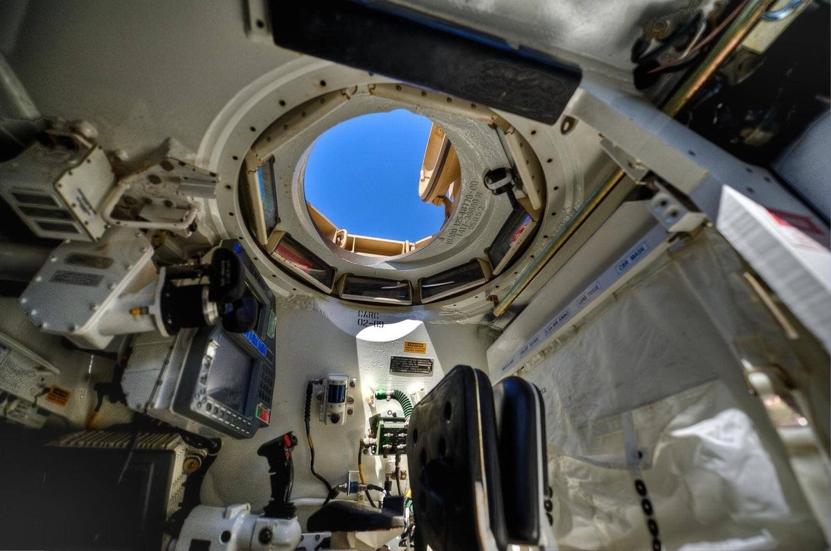 Ngoài lái xe, cả ba thành viên còn lại trên chiếc xe tăng chủ lực M1 Abrams sẽ đều được đặt ngồi trong tháp pháo và xoay theo tháp pháo khi hoạt động. Nguồn ảnh: Pinterest.